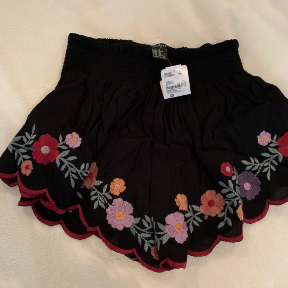 NWT Forever 21 XS Floral Embroidery Shorts - Picture 2 of 3